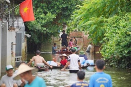 Thuyền cứu trợ - Cầu nối yêu thương giữa biển lũ Chương Mỹ