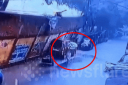 Media - Clip: Tường bất ngờ đổ sụp, suýt đè trúng người đàn ông