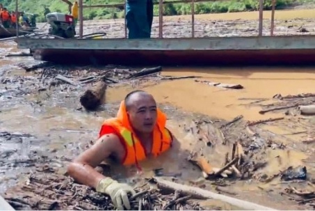 Đau thương và nỗ lực tìm kiếm những nạn nhân mất tích trong lũ quét Điện Biên