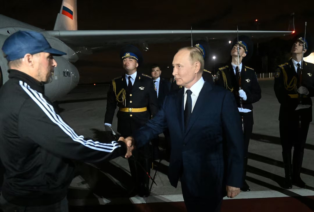 Ông Putin bắt tay ông Vadim Krasikov (ảnh: Reuters)