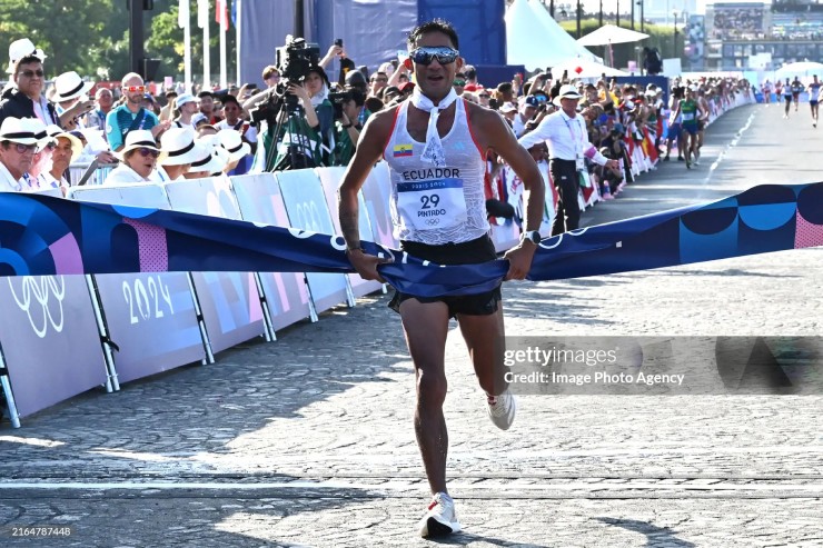 Brian giành HCV đi bộ 20km nam, sau đó anh ăn mừng theo phong cách của Ronaldo