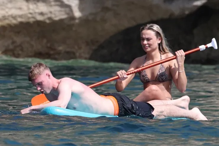 Palmer chèo thuyền cùng người đẹp