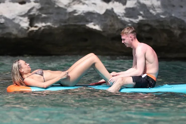 SAO tuyển Anh Foden khiến hàng xóm báo cảnh sát, Palmer nghỉ mát với cô gái lạ - 3