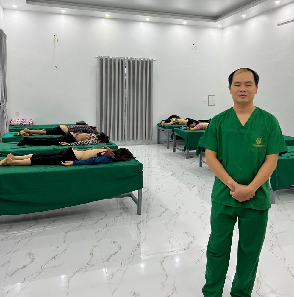 Nhờ đôi bàn tay xâm nhập vào các huyệt đạo, lương y Linh giúp nhiều bệnh nhân Parkison cải thiện bệnh