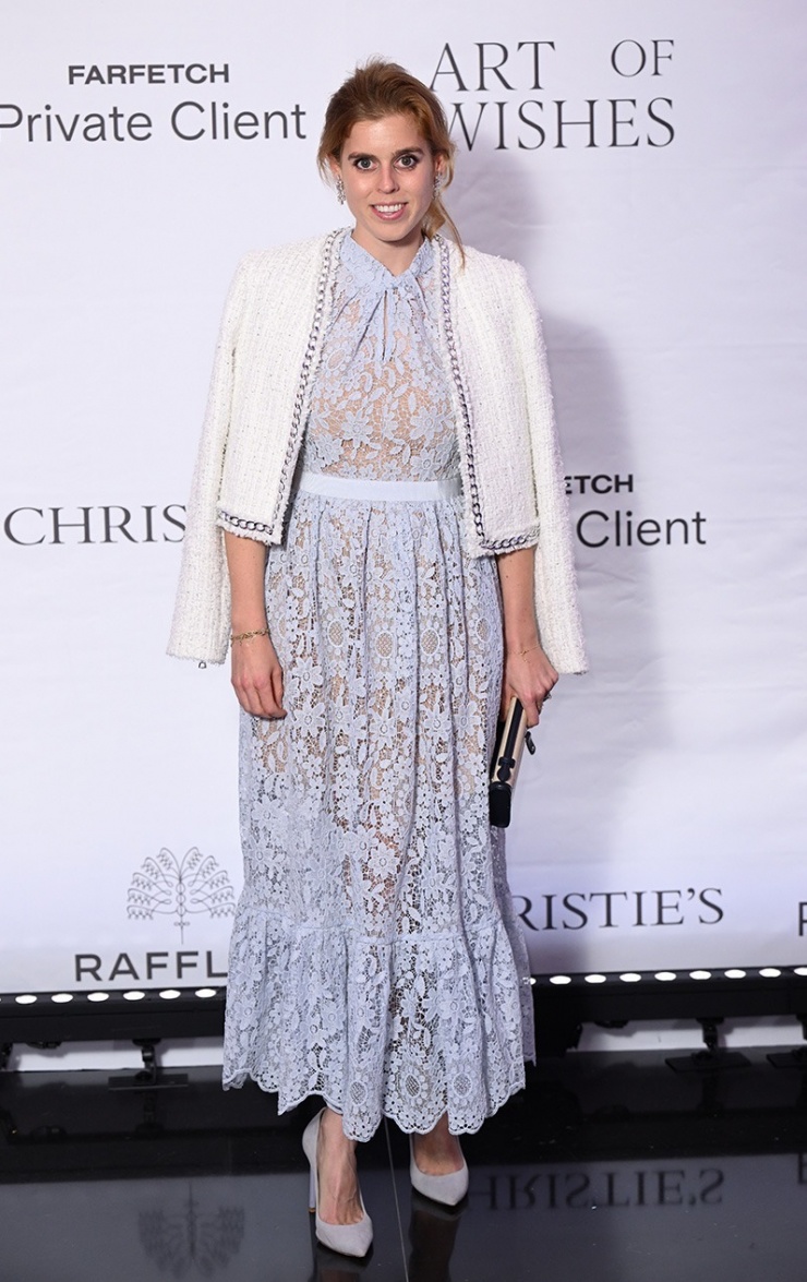 Tháng 10 năm ngoái, Công chúa Beatrice gây ấn tượng bằng váy ren hoa màu xanh pastel phối giày da lộn đồng màu, khoác blazer trắng khi tới sự kiện Art of Wishes Gala 2023 tại Raffles, London, Anh.