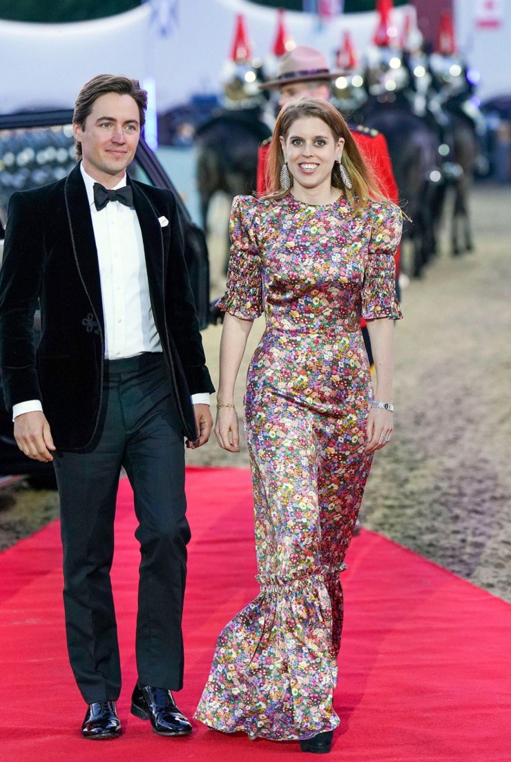 Trong một dịp khác, cô sánh đôi bên chồng triệu phú Edoardo Mapelli Mozzi, diện váy hoa dài chấm đất của The Vampire's Wife, phối hoa tai kim cương hình lông vũ.