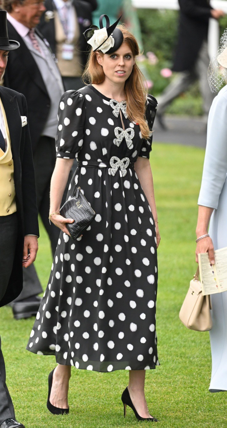 Tại sự kiện Royal Ascot 2022, cô chọn đầm chấm bi hiệu Saloni Lodha với tay áo phồng và nơ bạc, hoàn thiện bằng chiếc mũ cài đầu hoa hồng trắng thanh lịch và giày mũi nhọn đồng điệu.