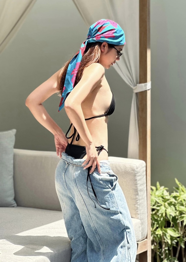 Không sở hữu vòng 1 quá lớn nhưng Huyền Lizzie vẫn tự tin khoe dáng trong trang phục khêu gợi.&nbsp;