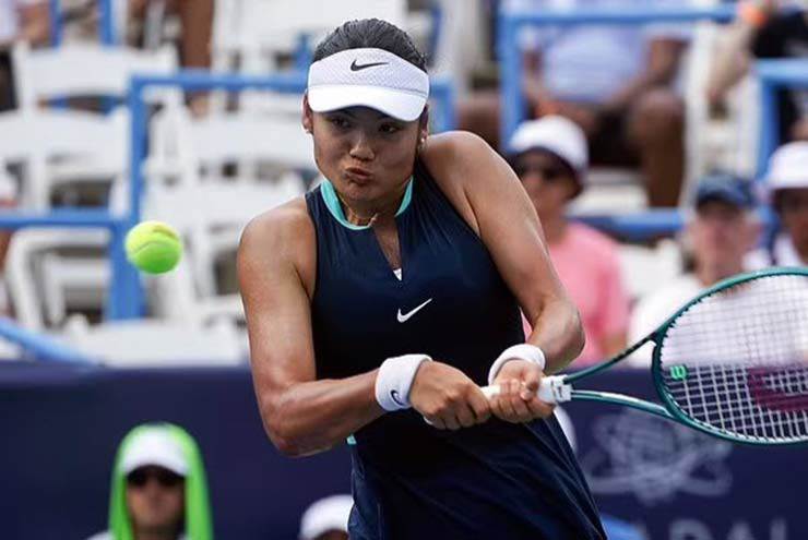 Emma Raducanu lọt đến tứ kết Washington Open, giải đấu cô chọn để thi đấu sau khi bình phục chấn thương dù vẫn được dự Olympic