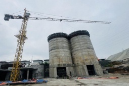 Đứt cáp cần cẩu thi công lò cao, 2 người tử vong, 4 người bị thương