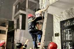 Cảnh sát bắc thang cứu 3 người kẹt trong căn nhà bốc cháy