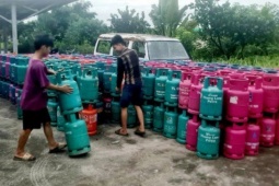 Thị trường - Tiêu dùng - Bắt quả tang kho sang chiết gas trái phép, tạm giữ 2 xe tải