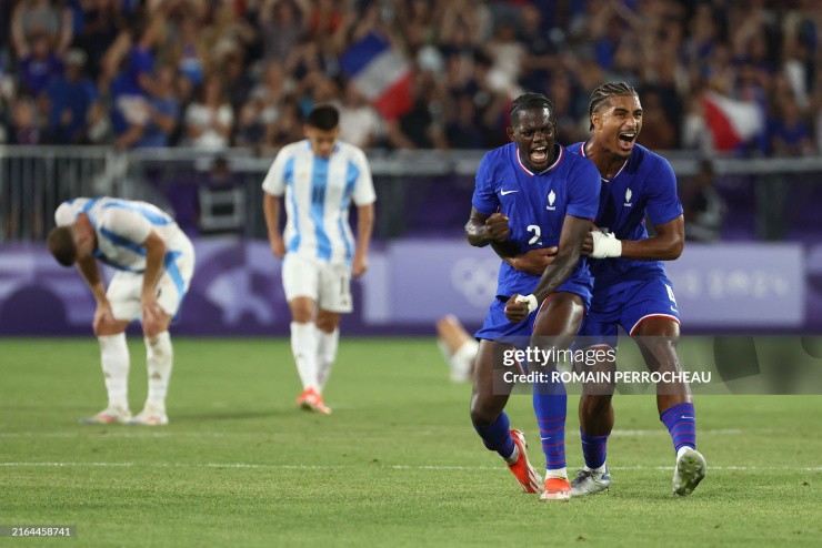 Ở tứ kết môn bóng đá nam Olympic, U23 Pháp đã đánh bại U23 Argentina với tỷ số 1-0. Các cầu thủ đội chủ nhà vỡ òa trong niềm vui khi giành quyền vào bán kết