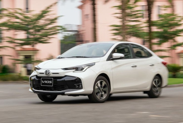 Toyota giảm giá loạt xe trước khi có đề xuất hỗ trợ lệ phí trước bạ - 1