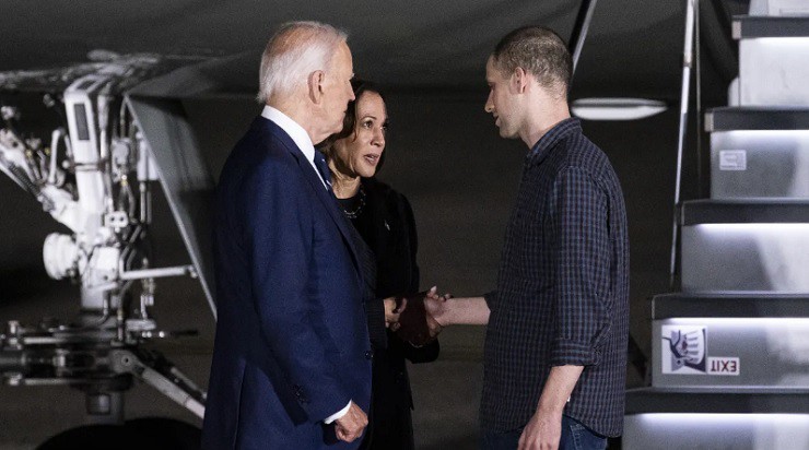 Tổng thống Mỹ Joe Biden và Phó Tổng thống Kamala Harris có mặt ở sân bay đón phóng viên Evan Gershkovich trở về. Ảnh: Bloomberg.