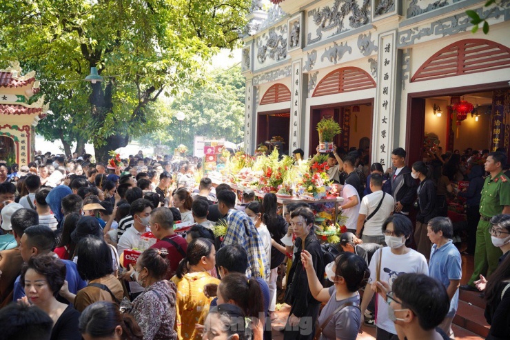 Tháng Cô Hồn: Hàng ngàn người dân đổ về Phủ Tây Hồ cầu an, chen chân lễ Phủ