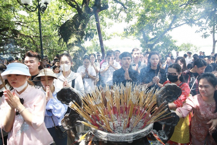 Phủ Tây Hồ nhộn nhịp trong ngày đầu tháng cô hồn