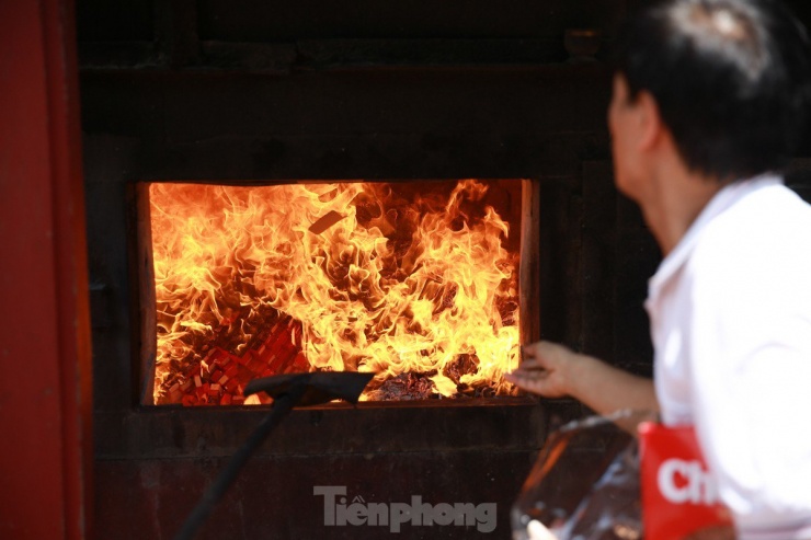 Phủ Tây Hồ nhộn nhịp trong ngày đầu tháng cô hồn