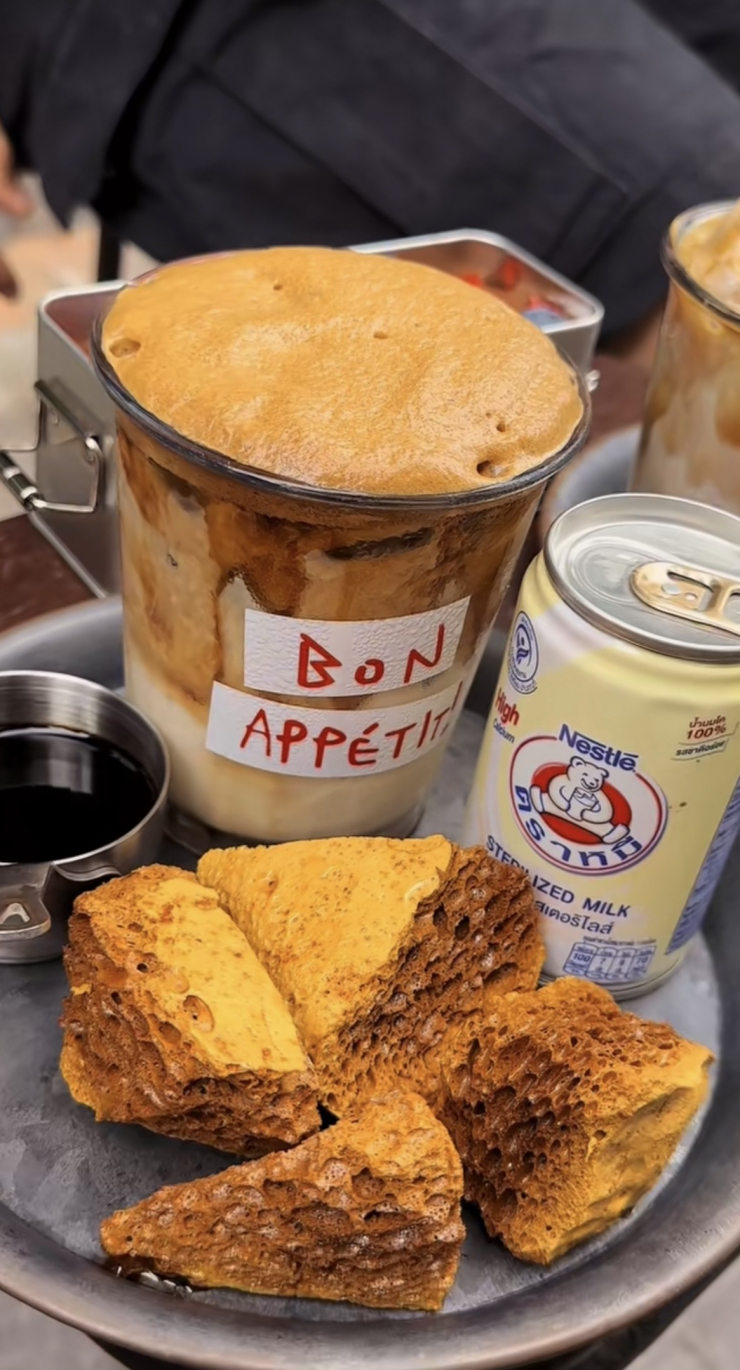 Lạc vào những quán cà phê có thư viện sách khổng lồ như phim hoạt hình Ghibli - 7