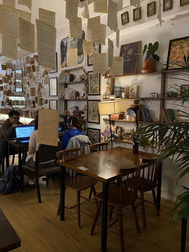 Lạc vào những quán cà phê có thư viện sách khổng lồ như phim hoạt hình Ghibli - 10