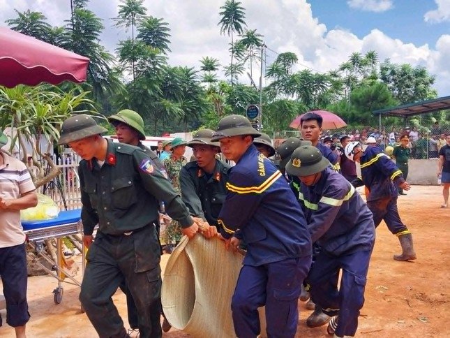 Sạt lở đất kinh hoàng tại Cao Lộc vùi lấp 2 căn nhà, 2 người thiệt mạng