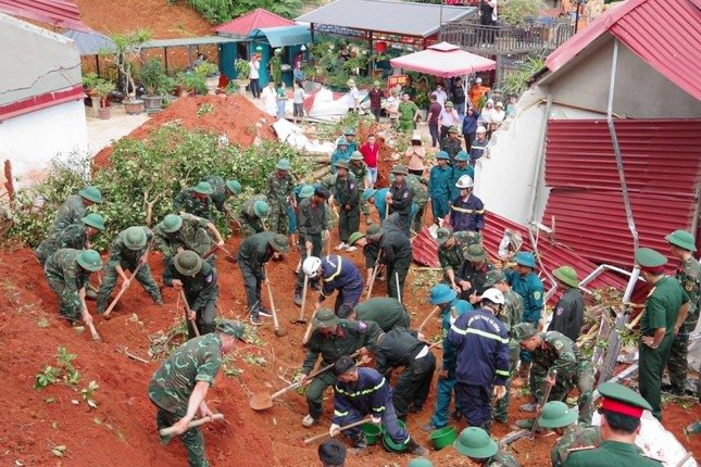 Sạt lở đất kinh hoàng tại Cao Lộc vùi lấp 2 căn nhà, 2 người thiệt mạng