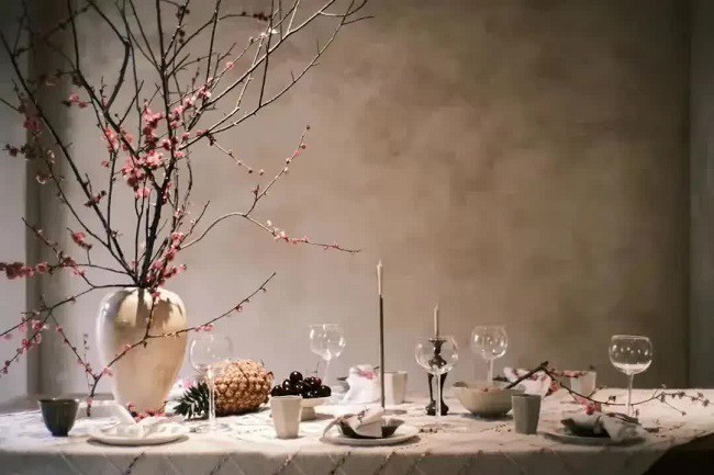 Bàn tiệc trà của gia đình ông Wu Jizhong vào mùa hoa mận.

