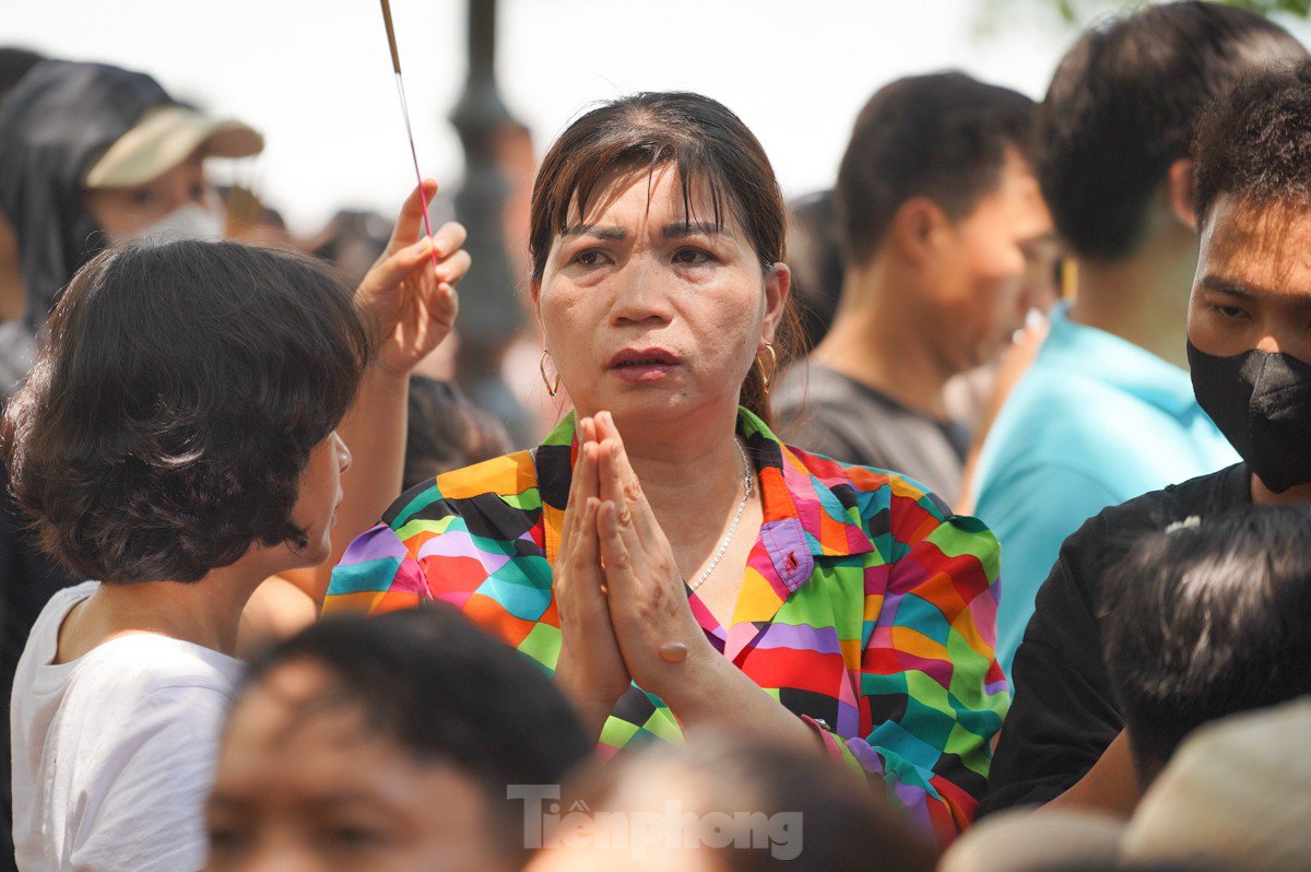 Phủ Tây Hồ nhộn nhịp trong ngày đầu tháng cô hồn