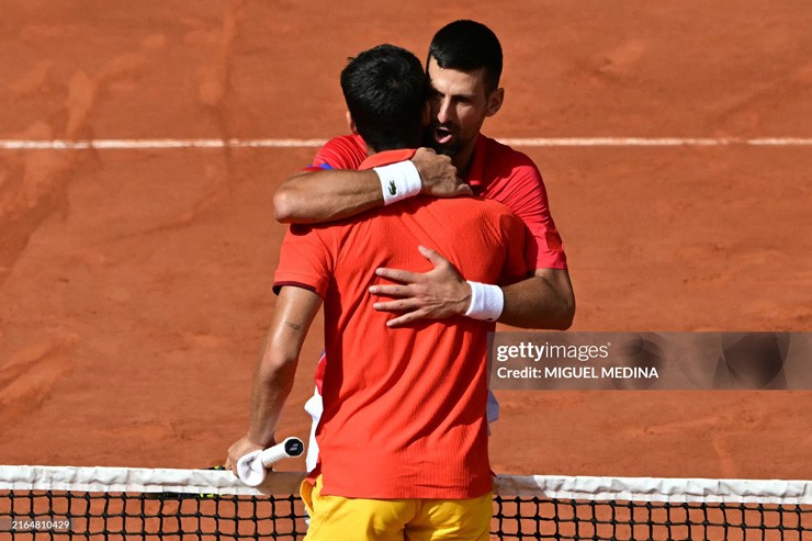 Djokovic và Alcaraz đã cống hiến trận chung kết hấp dẫn. Chung cuộc, Nole đánh bại đàn em sau 2 set căng thẳng với các tỷ số 7-6(3), 7-6(7-2) để giành tấm HCV đơn nam danh giá