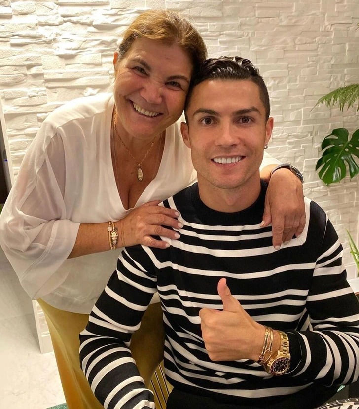 Cristiano Ronaldo muốn sống với mẹ&nbsp;đến cuối đời.