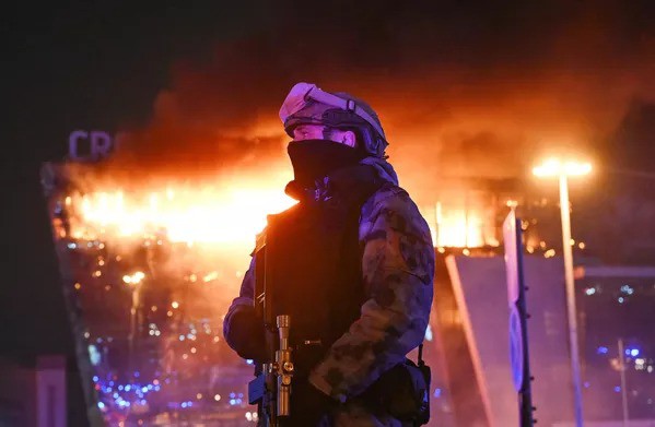 Lực lượng an ninh Nga bên ngoài khu nhà hát Crocus City Hall. Ảnh: Sputnik