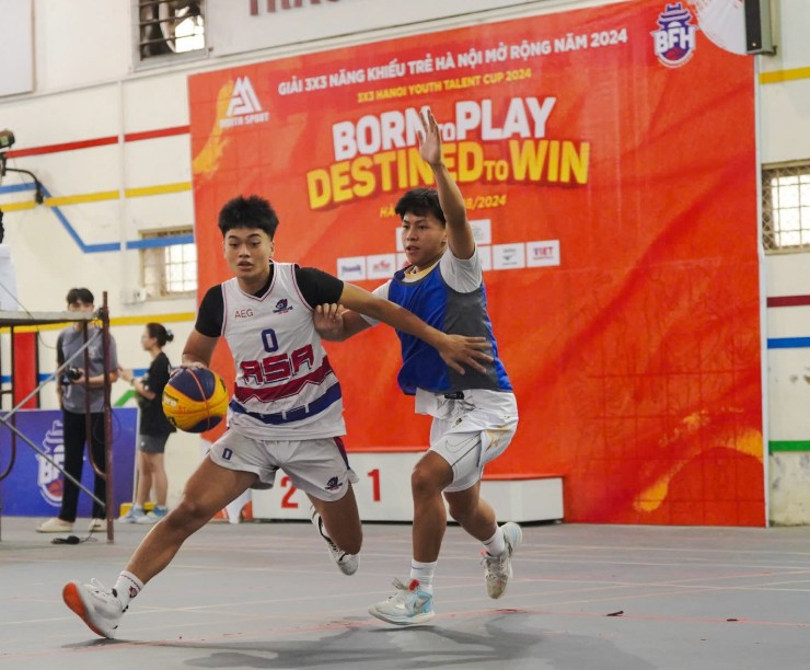 Các cầu thủ ở lứa tuổi học sinh cùng nhau cống hiến nhiều pha bóng đẹp mắt nhưng không kém phần quyết liệt 