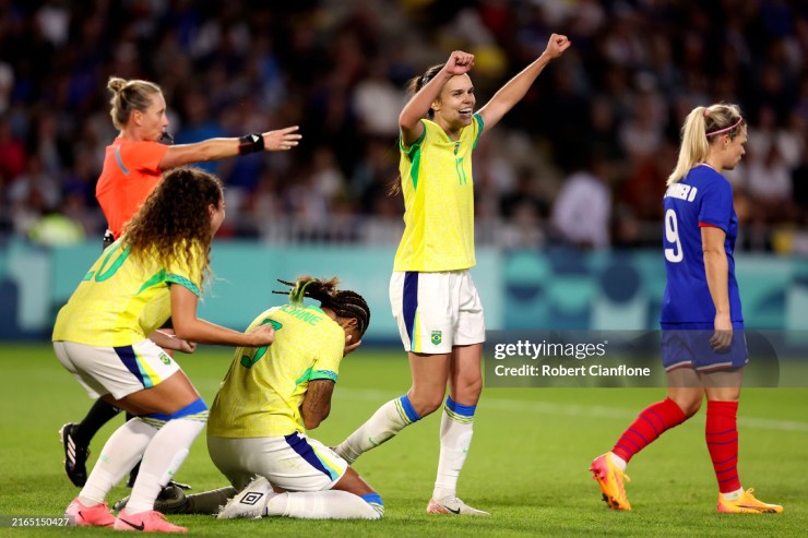 Brazil đánh bại chủ nhà Pháp