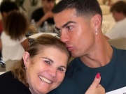 Bạn trẻ - Cuộc sống - Cristiano Ronaldo: Thương mẹ hơn tất thảy, từng mơ có được ngôi nhà to như Michael Jackson