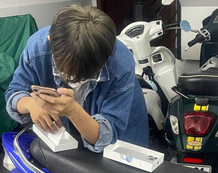 Nam thanh niên tráo điện thoại được chị T chụp hình lại. Ảnh: NDCC