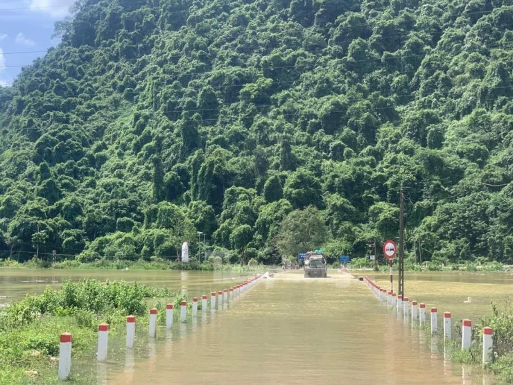 Do mưa lớn nhiều ngày qua cùng với việc xả lũ của nhà máy thuỷ điện đầu nguồn, nước sông Chảy dâng cao. Một số khu vực trên địa bàn xã Tân Lĩnh, Tô Mậu, Minh Chuẩn, huyện Lục Yên, tỉnh Yên Bái bị ngập nặng.