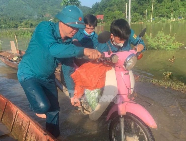 Trước tình hình trên, các địa phương đã thực hiện nghiêm, hiệu quả phương châm “4 tại chỗ”. Cán bộ, lãnh đạo, lực lượng vũ trang các xã nhanh chóng có mặt tại các điểm ngập giúp đỡ người dân di dời đến nơi an toàn, ứng trực tại các tuyến đường giúp người dân đi lại.