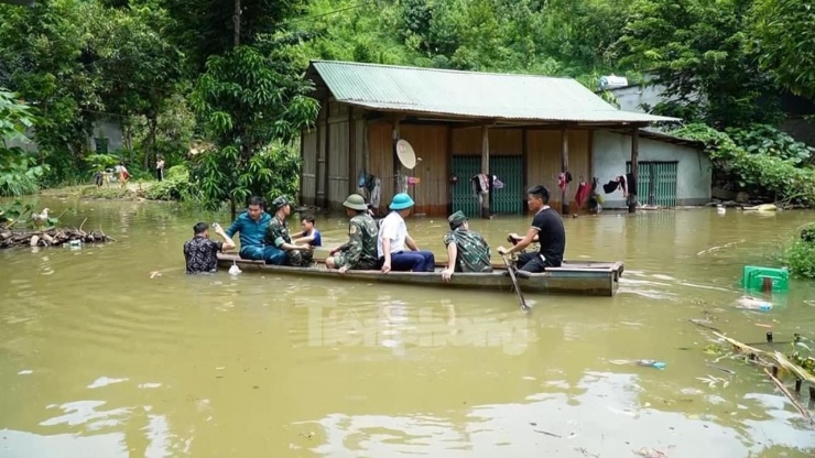 UBND xã Điện Quan đã triển khai lực lượng đến thôn Trang hỗ trợ các hộ dân di chuyển người và tài sản đến nơi an toàn. Số liệu về thiệt hại do lũ gây ra chưa thể thống kê.