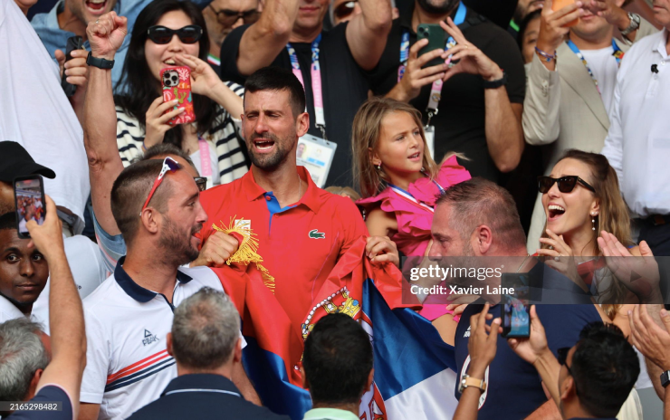 Djokovic òa khóc đầy hạnh phúc chia vui cùng gia đình và đội của mình sau khi giành HCV lịch sử