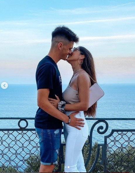 Chân dài khiến sao trẻ Barca nhớ nhung sau cú đúp hạ Real Madrid - 8