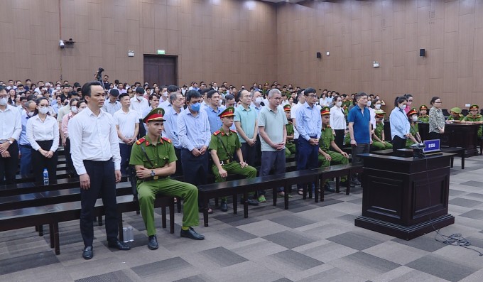 50 bị cáo nghe tuyên án sơ thẩm tại TAND Hà Nội, chiều 5/8. Như các ngày ra tòa trước đó, ông Quyết mặc sơ mi trắng, quần âu tối màu. Ảnh: Danh Lam