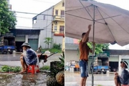 Bạn trẻ - Cuộc sống - Thấy cụ già đội mưa bán rau, người đàn ông làm một việc cảm động