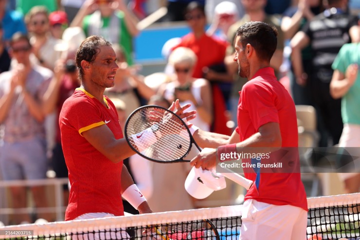 Thông qua Instagram, Nadal (trái) gửi lời chúc tới "kỳ phùng địch thủ" Djokovic (phải) giành được HCV Olympic