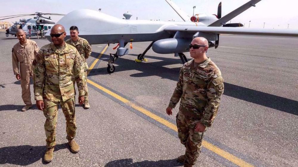 Các phi công Không quân Mỹ đứng gần một UAV MQ-9 Reaper. Ảnh: AFP