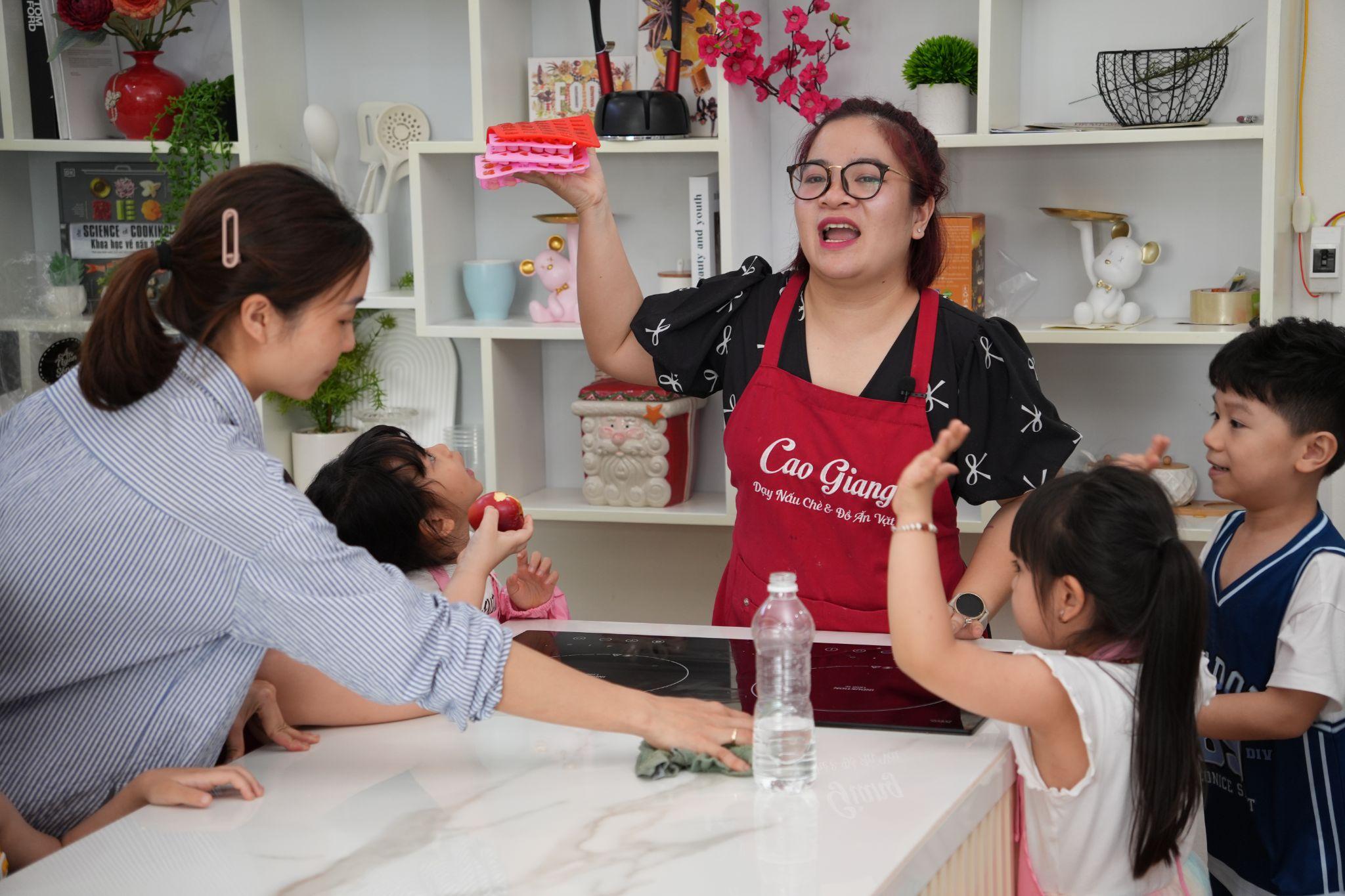 Không chỉ có người lớn, cô giáo Cao Giang còn được nhiều học sinh nhí đến học. (Ảnh NVCC).