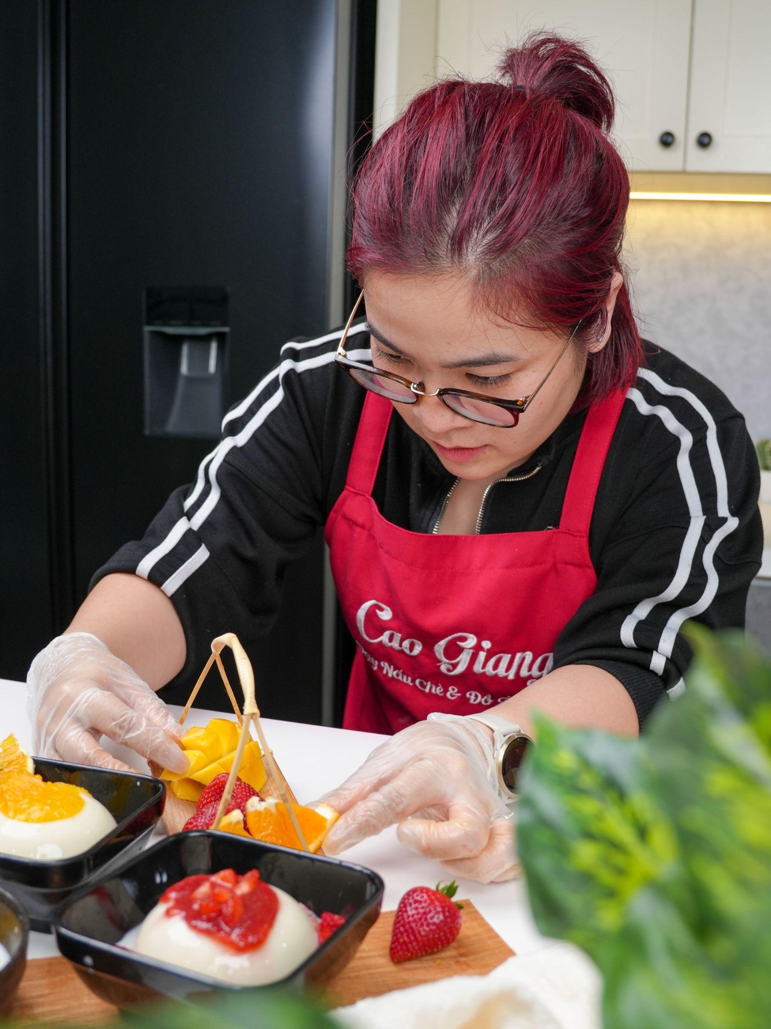 Cô giáo Cao Giang trang trí món ăn hết sức tỉ mỉ. (Ảnh NVCC).