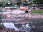 Tin tức trong ngày - Nước sông Tô Lịch lại đen kịt, nổi váng sau ít ngày trong xanh
