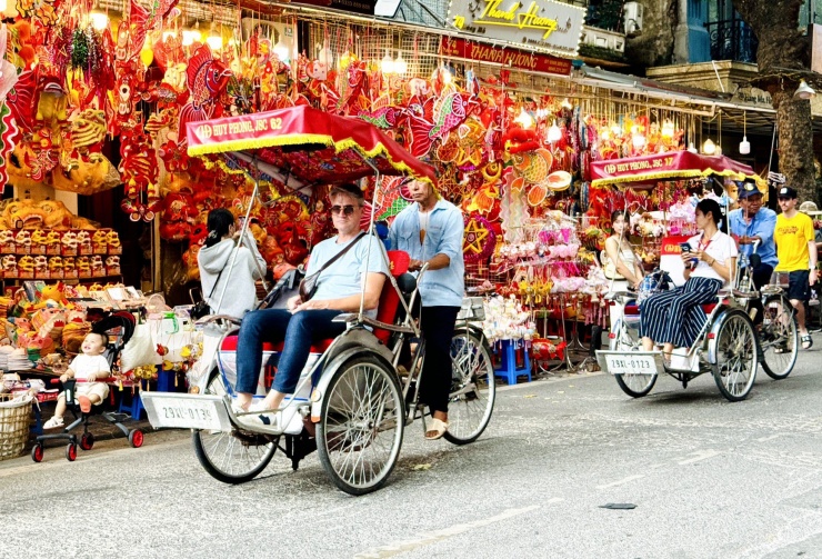 Người Hà Nội &#39;lên đồ&#39; đi chơi Trung thu sớm trên phố Hàng Mã - 1