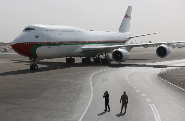 Máy bay của Quốc vương Oman Haitham bin Tariq tại sân Mehrabad ở Tehran – Iran ngày 28-5-2023. Ảnh: Reuters