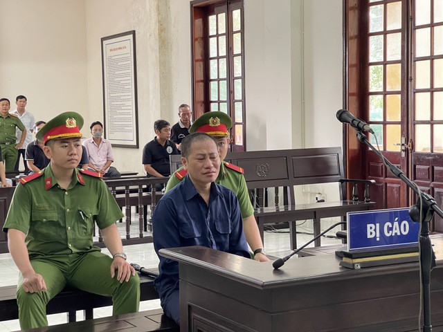 Tuy nhi&ecirc;n, thay v&igrave; th&#7921;c hi&#7879;n &#273;&uacute;ng cam k&#7871;t, Ph&uacute;c &#273;&atilde; thu&ecirc; ng&#432;&#7901;i l&agrave;m hai gi&#7845;y ch&#7913;ng nh&#7853;n quy&#7873;n s&#7917; d&#7909;ng &#273;&#7845;t gi&#7843;, sau &#273;&oacute; giao m&#7897;t b&#7843;n cho b&agrave; T. v&agrave; gi&#7919; l&#7841;i b&#7843;n c&ograve;n l&#7841;i c&ugrave;ng gi&#7845;y ch&#7913;ng nh&#7853;n quy&#7873;n s&#7917; d&#7909;ng &#273;&#7845;t th&#7853;t.